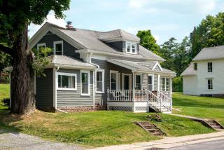 Vintage-Inspired Retreat with Unique Cozy Touches in Bovina, New York - 4