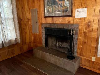 Romantic Luxury Cabin with Jacuzzi Whirlpool & Pond View Near Zwolle, Louisiana - 6