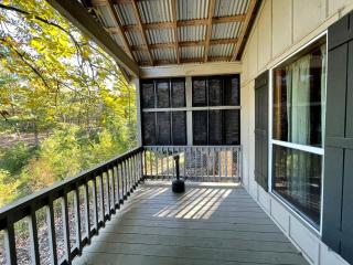 Scenic Waterfront Cabin with Covered Porch Overlooking Private Pond near Zwolle, Louisiana - 4