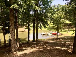 Spacious Waterfront Cabin with Stocked Pond Views & Resort Amenities near Zwolle, Louisiana - 9