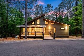 Cozy Luxury Cabin with Serene Forest Setting near Broken Bow Lake in Hochatown, Oklahoma - 9