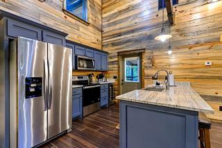 Cozy Luxury Cabin with Serene Forest Setting near Broken Bow Lake in Hochatown, Oklahoma - 3