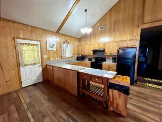 Spacious Lakeview Lodge & Cabin Combo with Fishing Pier Access near Zwolle, Louisiana - 7