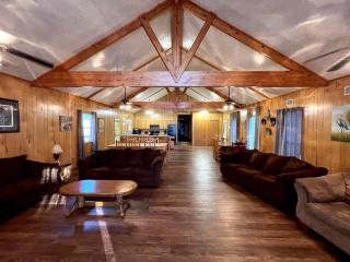 Spacious Lakeview Lodge & Cabin Combo with Fishing Pier Access near Zwolle, Louisiana - 5