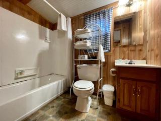Charming Lakeside Cabin with Private Pond Access Near Zwolle, Louisiana - 2