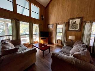 Spacious Cabin with Resort Amenities and Shared Outdoor Deck near Zwolle, Louisiana - 9