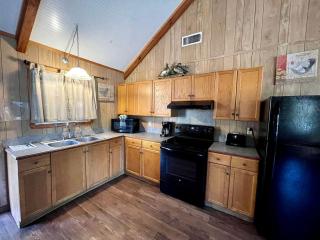 Spacious Cabin with Resort Amenities and Shared Outdoor Deck near Zwolle, Louisiana - 7