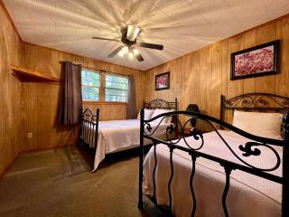 Spacious Cabin with Resort Amenities and Shared Outdoor Deck near Zwolle, Louisiana - 3