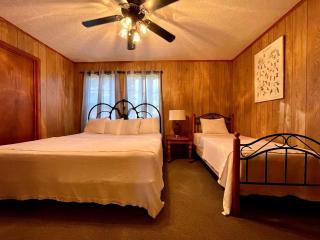 Spacious Cabin with Resort Amenities and Shared Outdoor Deck near Zwolle, Louisiana - 2