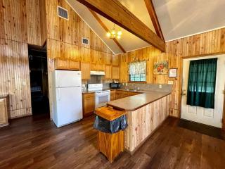 Spacious Lakeview Triplex Cabin with Water Park Access Near Zwolle, Louisiana - 7