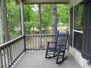Charming Pondview Cabin with Resort Amenities near Zwolle, Louisiana - 8