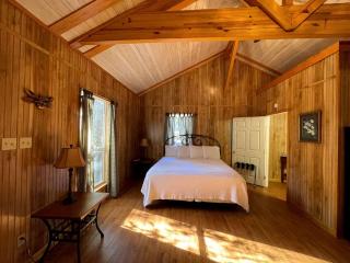 Charming Pondview Cabin with Resort Amenities near Zwolle, Louisiana - 5