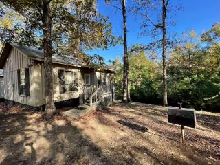 Charming Pondview Cabin with Resort Amenities near Zwolle, Louisiana - 2