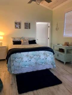 Beautiful Waterfront Cottage for a Peaceful Romantic Escape in Micco, Florida - 7
