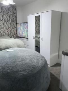 Cozy Studio Rental with Private Facilities in Greater London - 9