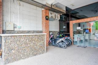 RedDoorz Plus near Ciputra Mall Simpang Lima 2 - Semarang - 4