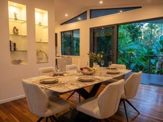 Dual-Level Rainforest Retreat 6BR & 6 Bath - 6