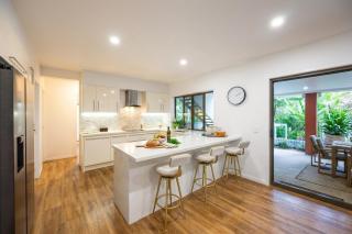 Dual-Level Rainforest Retreat 6BR & 6 Bath - 2