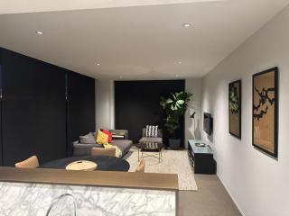 Stylish 1BR Spacious Penthouse Self Check-in, 7 min walk to parliament - 4