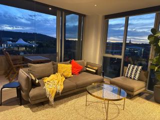 Stylish 1BR Spacious Penthouse Self Check-in, 7 min walk to parliament - 1