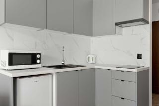 Przytulny Apartament w Dobrej Lokalizacji z Ogródkiem i Parkingiem by Noclegi Renters - 5