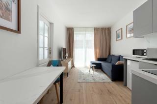 Przytulny Apartament w Dobrej Lokalizacji z Ogródkiem i Parkingiem by Noclegi Renters - 3