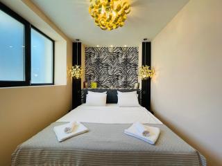 Modern & Classy Top Centre Apartment for 4 Guests & Parking - 6