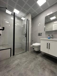 Comfortable 2BR Apartment Near City Center with En-Suite - 5