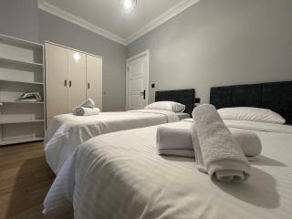 Comfortable 2BR Apartment Near City Center with En-Suite - 4