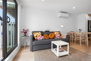 3BDR Townhouse by Panmure Basin Mt Wellington - 1