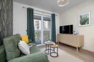 Urokliwy Apartament z Parkingiem Blisko Bramy Floriańskiej w Krakowie by Noclegi Renters - 2