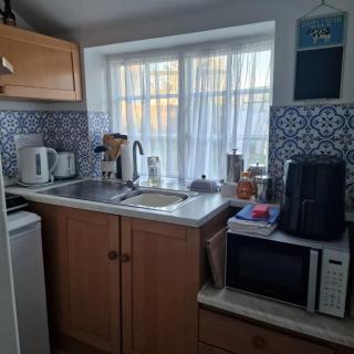 The Old Dairy, comfy 1 bedroom apartment with lounge,bathroom and kitchenette near town, pubs and walks - 8