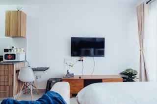 Modern Skyline Studio Grand Midtown Apartments - 3