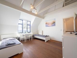 Grosse-Monteurwohnung-in-Villa-4-Zimmer-8-Personen-WLAN-TV-Kueche-Ahrensburg-Naehe-Hamburg-AGRP1202 - 6