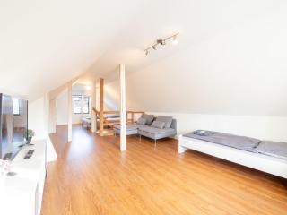 Grosse-Monteurwohnung-in-Villa-4-Zimmer-8-Personen-WLAN-TV-Kueche-Ahrensburg-Naehe-Hamburg-AGRP1202 - 3