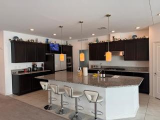 2023 NEW Built Convenient Quiet Near Strip 5BR 5BA - 6