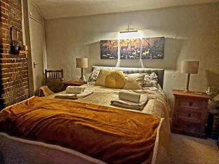 The Old Dairy, comfy 1 bedroom apartment with lounge,bathroom and kitchenette near town, pubs and walks - 3