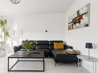 Stylish Scandinavian Apartment in a Peaceful Neighborhood - 9