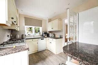 Spacious 4-Bedroom Family Home in Windsor - 3