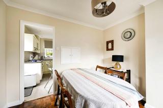 Spacious 4-Bedroom Family Home in Windsor - 4