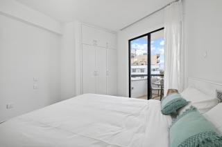 Modern Seafront Suite with Marina Views - 3