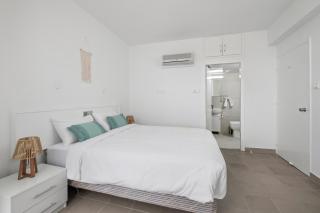 Modern Seafront Suite with Marina Views - 2