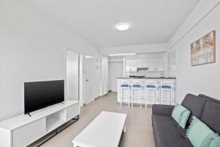 Modern Seafront Suite with Marina Views - 8