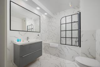 Rondo Wiatraczna Harmony Apartment by BookingHost - 3