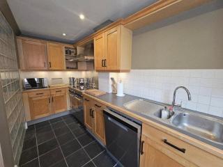 Beautiful City Centre Townhouse with parking - 4