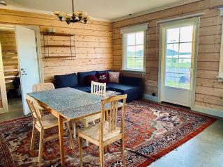 Genuine log cabin with lake views on horse farm - 4
