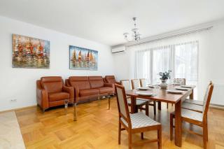 Klimatyzowany Apartament z 2 Sypialniami Balkonem i Parkingiem by Noclegi Renters - 2