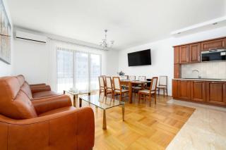 Klimatyzowany Apartament z 2 Sypialniami Balkonem i Parkingiem by Noclegi Renters - 1