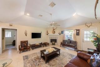 4BR House with Private Yard & BBQ Near NASA - 9