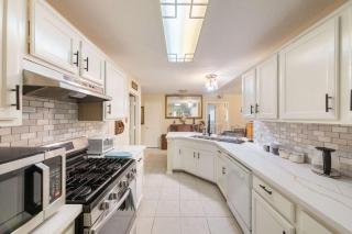 4BR House with Private Yard & BBQ Near NASA - 2